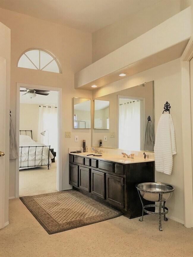 Building Photo - Beautiful 4Bd x 2.5Bath w/ HUGE Backyard &...