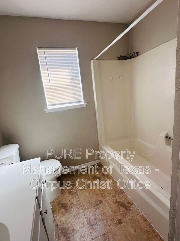 Building Photo - 702 Alhambra Dr