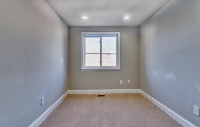 Building Photo - 2 Bedroom House Available With 2 car parki...