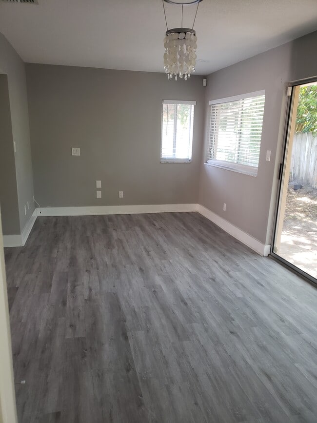 Building Photo - 8060 Canterbury Cir