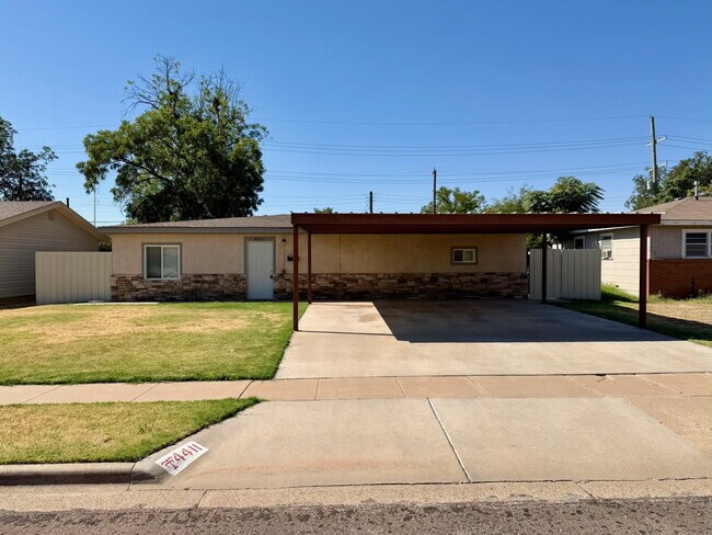 Building Photo - Spacious 3 Bed, 2 Bath Home with 2 car carport!