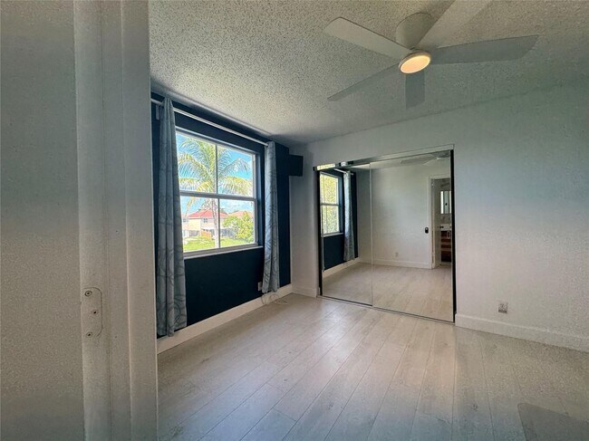 Building Photo - 7481 Santa Monica Dr