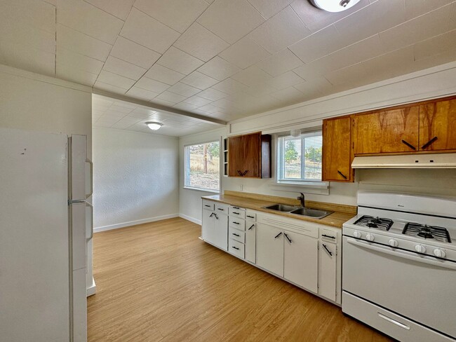 Building Photo - 2bdrm, 1 bath house with shed near Jeld We...