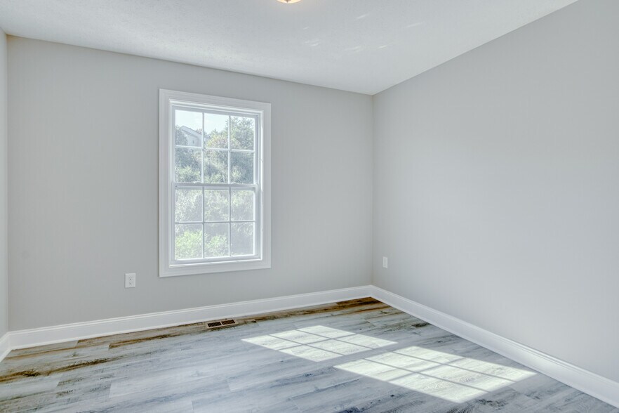 Building Photo - 220 Twisted Oak Dr NW