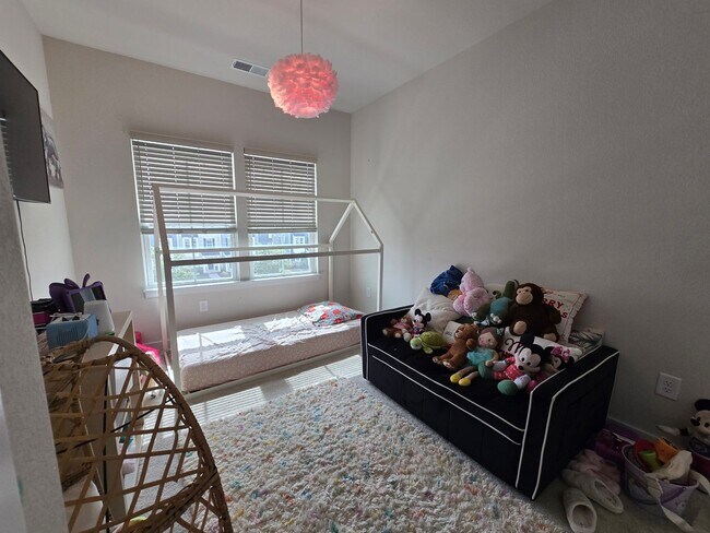 Building Photo - 4 Bed, 3.5 Bath Townhome Located just minutes from the VA/NC Line