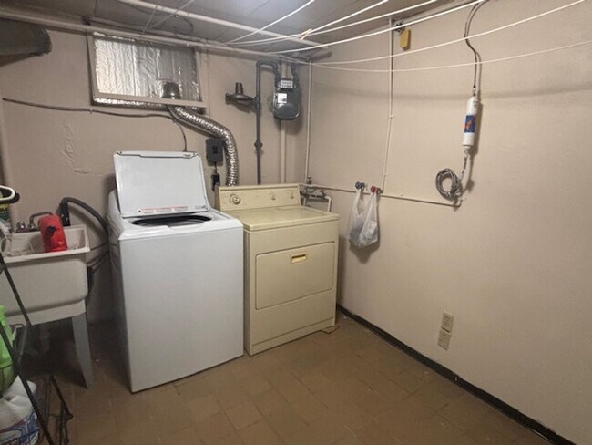 Building Photo - 419 W 5th Ave