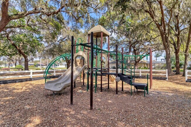 Building Photo - 1913 Lazy Oaks Loop