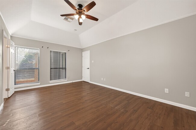 Building Photo - 1720 Old Creek Dr