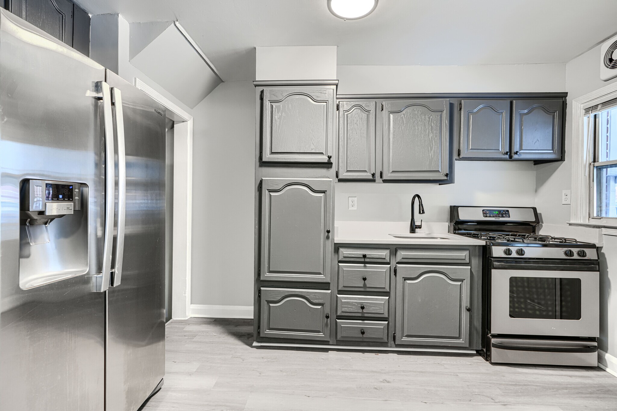 Building Photo - 2123 Graythorn Rd