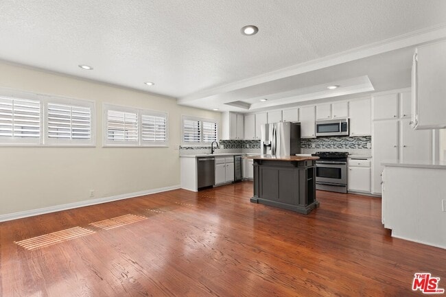 Building Photo - 6021 Lindley Ave