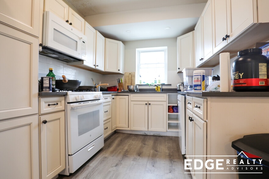 Building Photo - 204 Lake Shore Rd