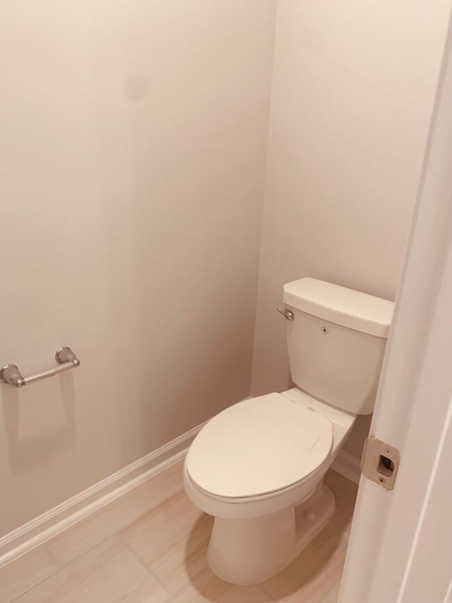 Building Photo - BRAND NEW TOWNHOME! 2 CAR GARAGE. SCREENED...