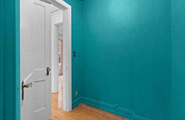 Building Photo - Charming Goose Hollow Condo – Hardwood Flo...