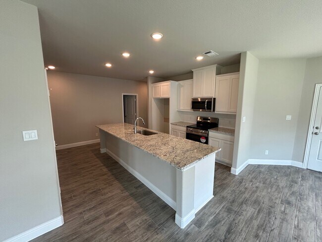 Building Photo - 268 Sunnyside St