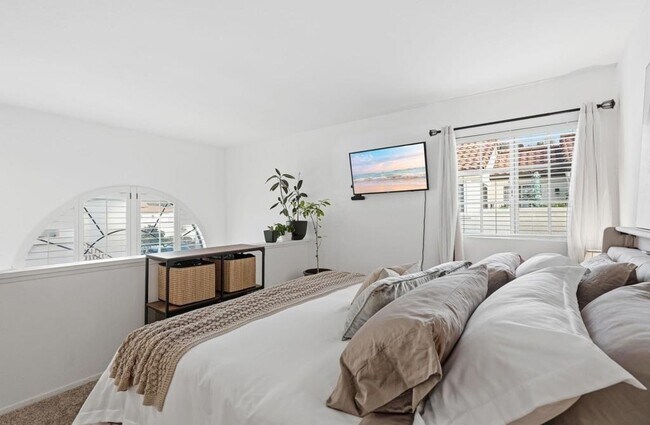 Building Photo - 744 Eastshore Terrace