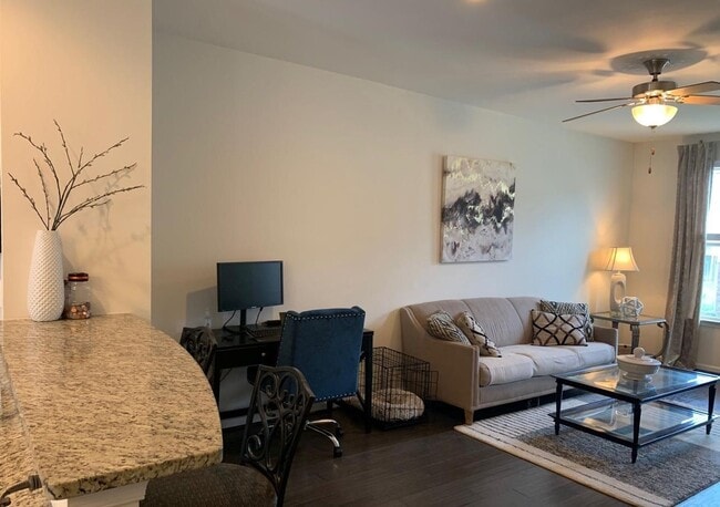 Building Photo - Captivating 3 BR/3 BA Townhome in Glen Bur...