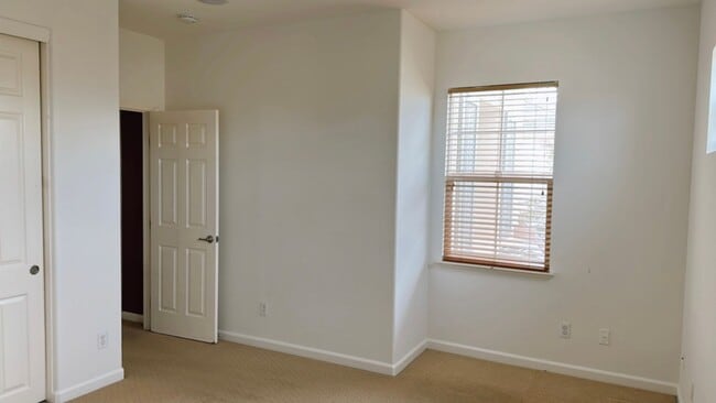 Building Photo - Full Bedroom and Bathroom Downstairs