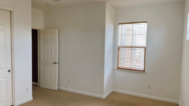 Building Photo - MOVE IN SPECIAL!!!! Month of November free