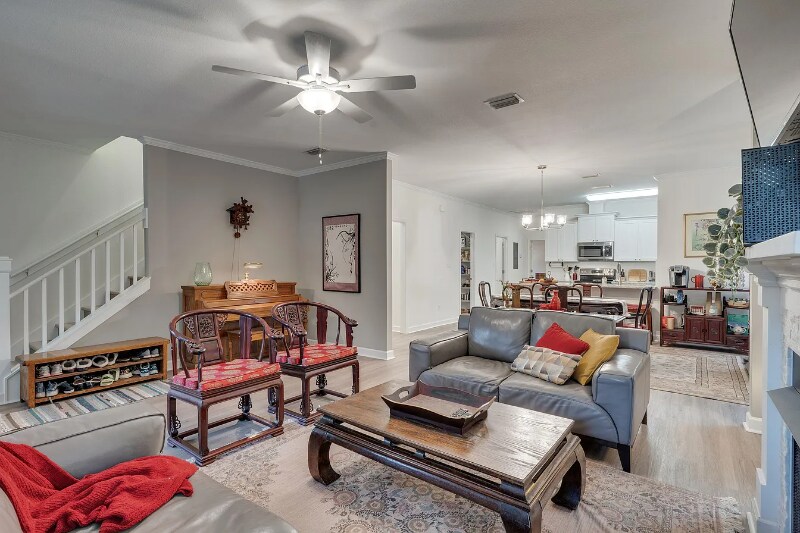 Building Photo - 624 W 7th Ave