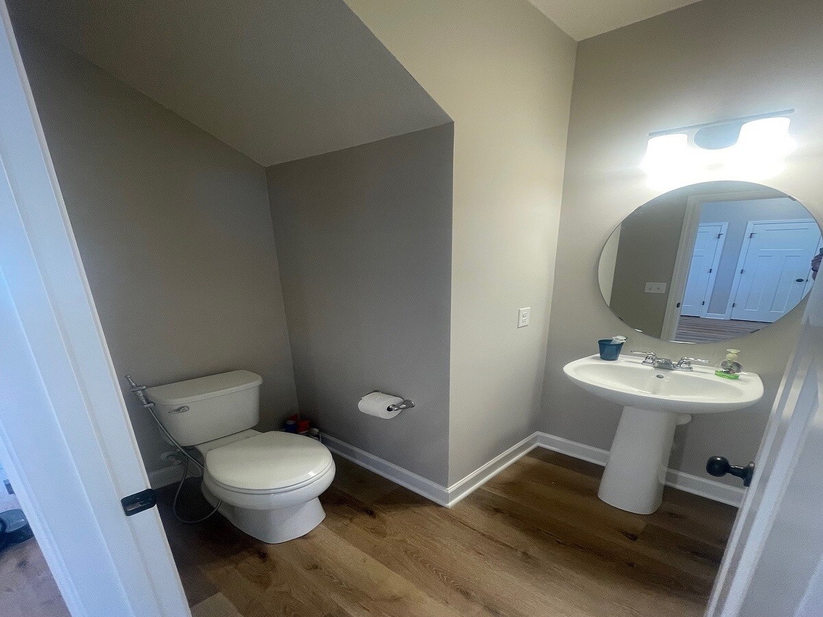 Building Photo - 873 Roselyn Dr