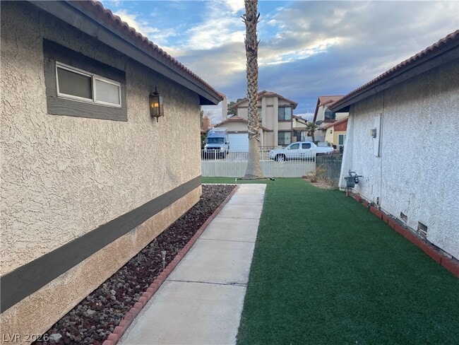 Building Photo - 5712 Swimmer Dr