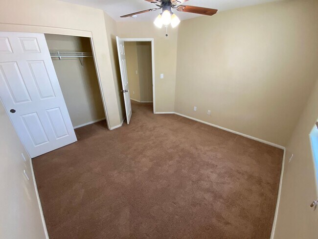 Building Photo - Wonderful 3 bed/2.5 bath home located in the South End of Vegas