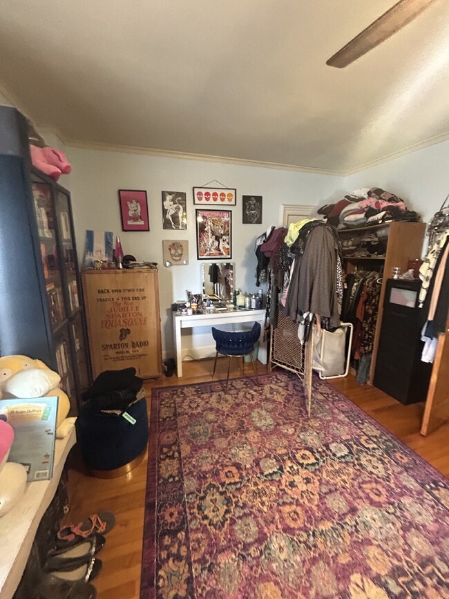 Building Photo - 3 bedroom 1 bath Apartment Available June 1st!! Massive bedrooms and a 5 minute walk to campus.