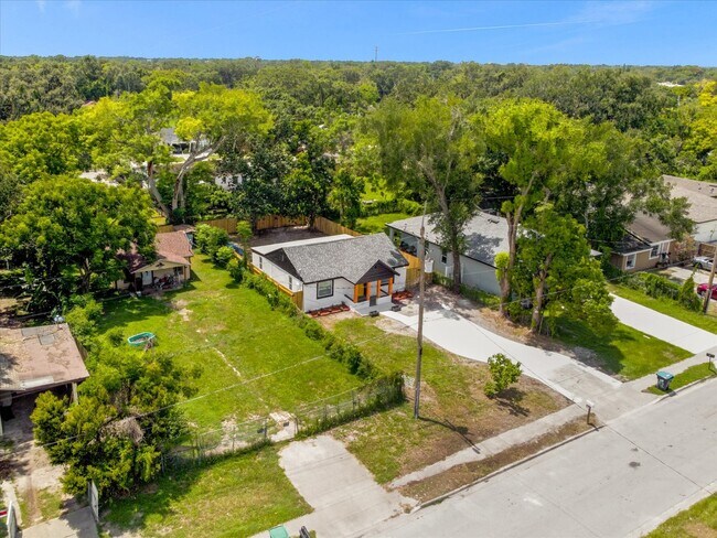 Building Photo - 812 W Miller St