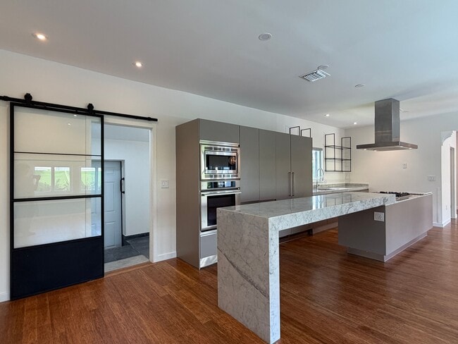 Building Photo - 621 W Dilido Dr