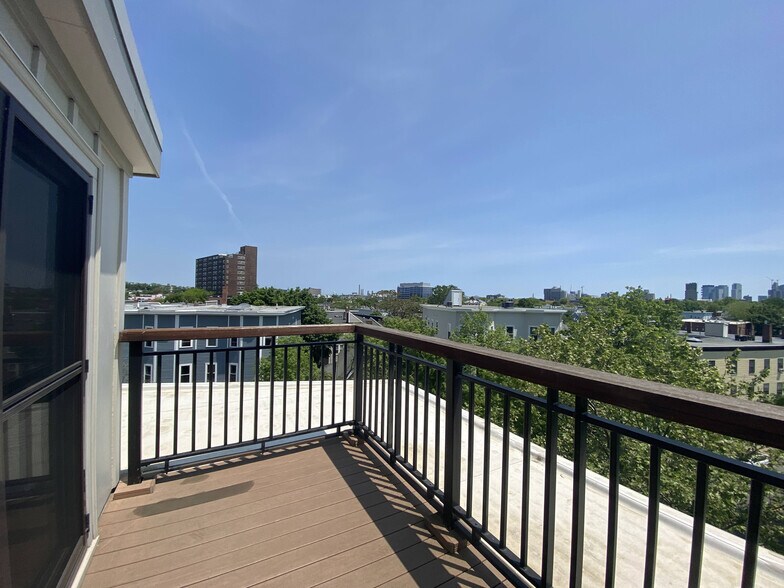 Building Photo - 168 Hampshire St