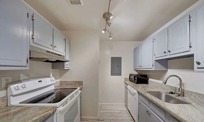 Building Photo - Bright & Spacious 3BR/2BA in the Heart of Columbia Heights