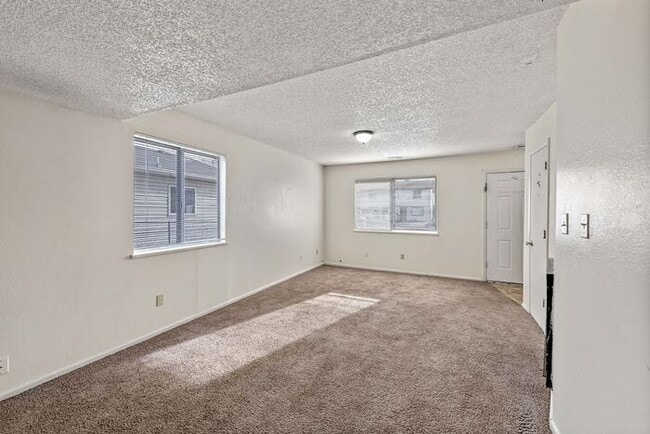 Building Photo - 3 Bed 2 Bath Townhome