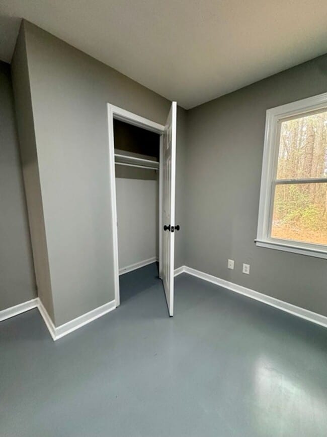 Building Photo - Freshly Remodeled & Move-In Ready!