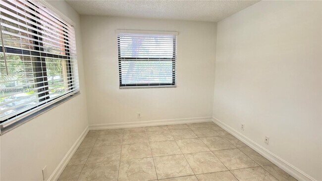 Building Photo - 501 Racquet Club Rd