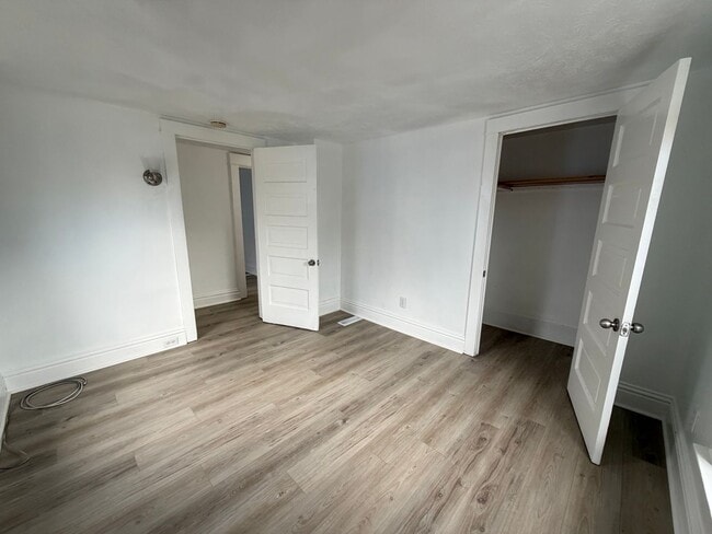 Building Photo - Spacious 4 Bedroom home