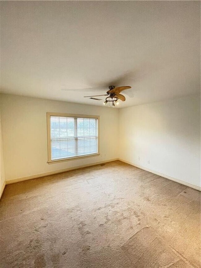 Building Photo - Large 4 bedroom home in established neighborhood