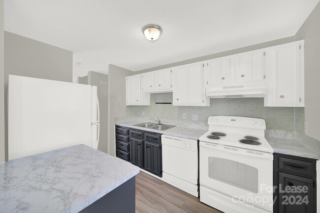 Building Photo - 6230 Holly Knoll Dr