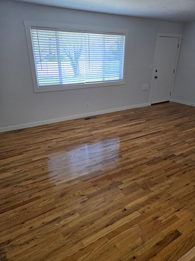 Building Photo - 110- ( P )