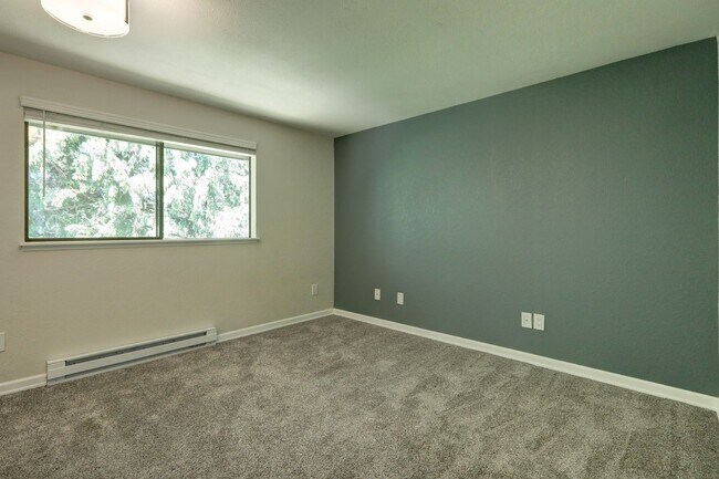 Building Photo - Amazing Bridle Trails 3BR 1.75BA Townhome ...