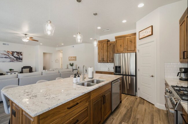 Building Photo - Luxurous 4 Bedroom Golf Course Home