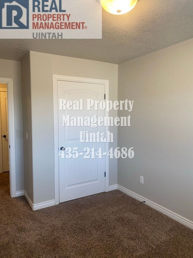 Building Photo - 3 bed 2.5 bath townhome in Fox Run