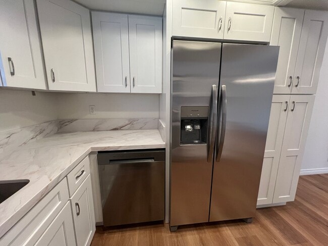 Building Photo - Private End Unit with New Kitchen
