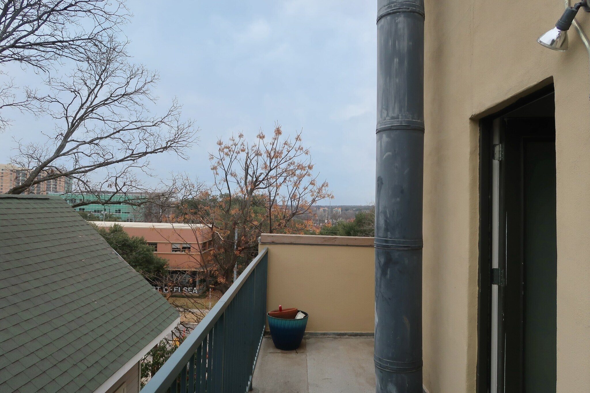 Building Photo - 1106 W 6th St