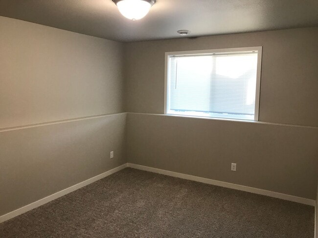 Building Photo - 4 Bed 2 Bath Single Family Home