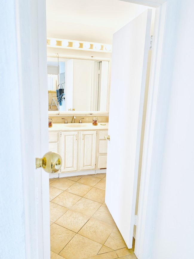 Building Photo - 5460 White Oak Ave