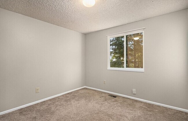 Building Photo - 4 Bed, 2.5 Bath Conveniently-located Single-family House Available for Rent!