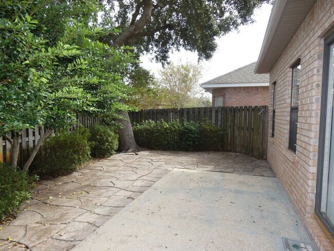 Building Photo - 4161 Longwood Cir