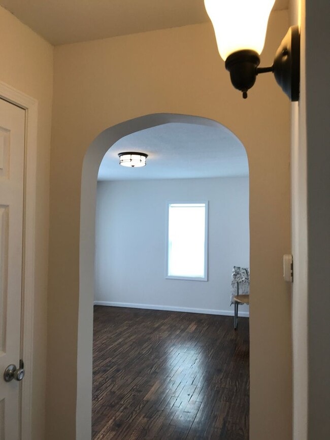 Building Photo - 2 bedroom/1 bathroom single family home!