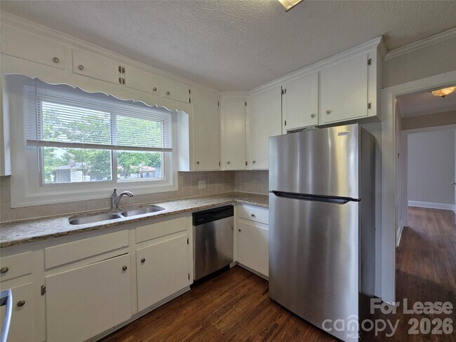 Building Photo - 1310 Oakwood Ave
