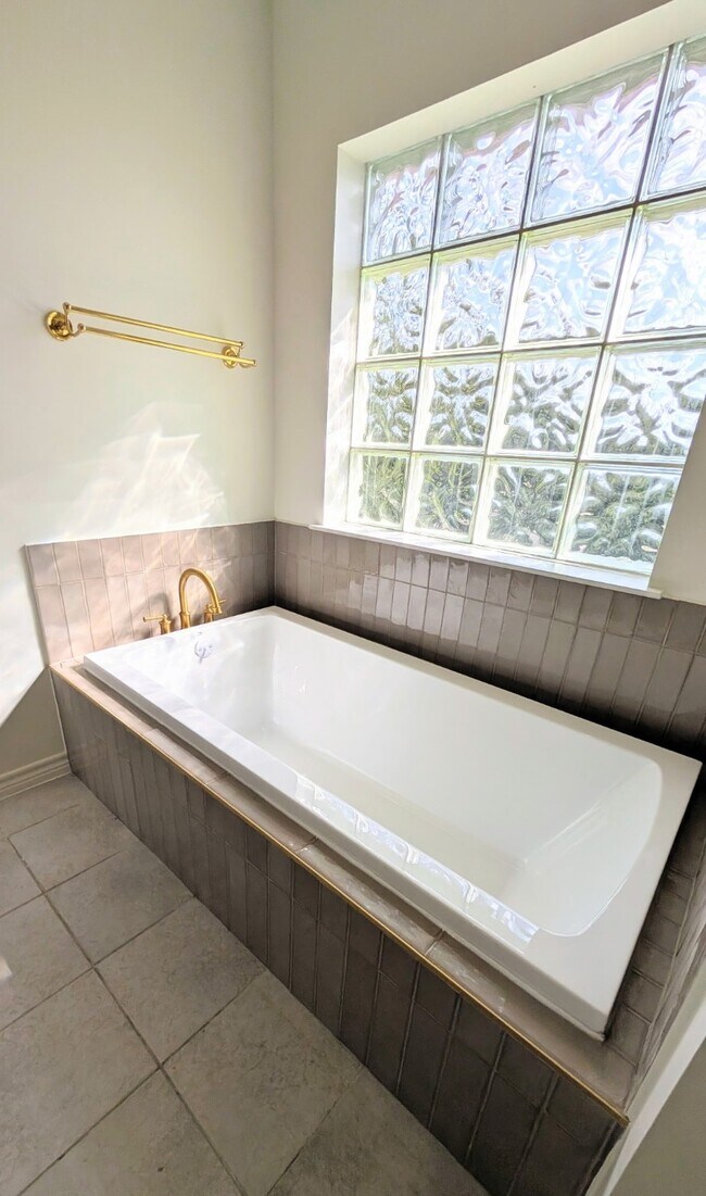 Building Photo - 1931 Woodbury St